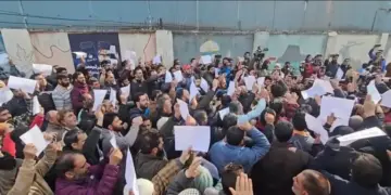 عارضی ملازموں کا سرینگر میں اپنے مطالبوں کے حق میں احتجاج