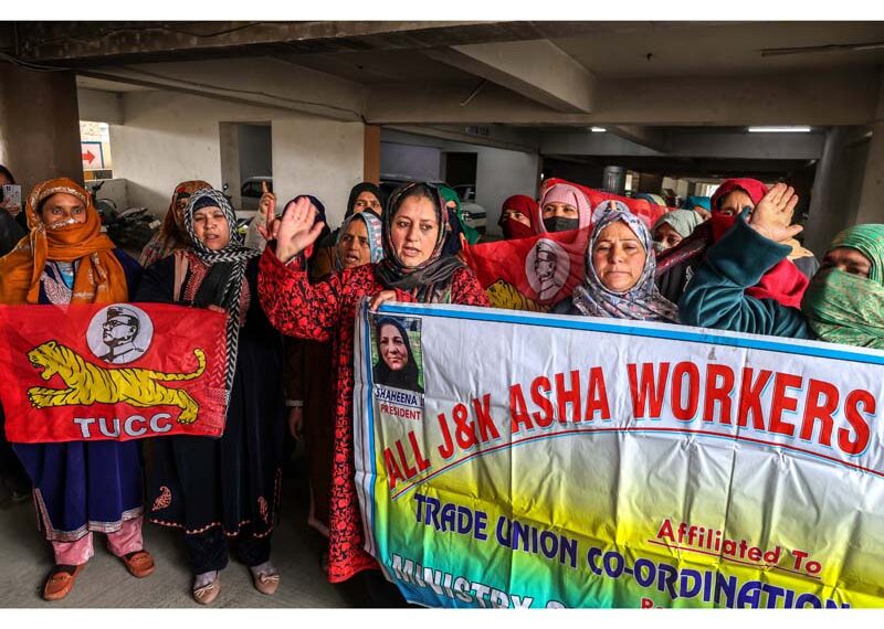 آشا ورکروں کا سری نگر میں اپنے مطالبوں کو لے کر احتجاج