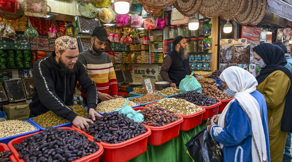 آمد صیام :مبارک مہینے کے آغاز سے قبل وادی کے بازاروںمیں گہماگہمی عروج پر