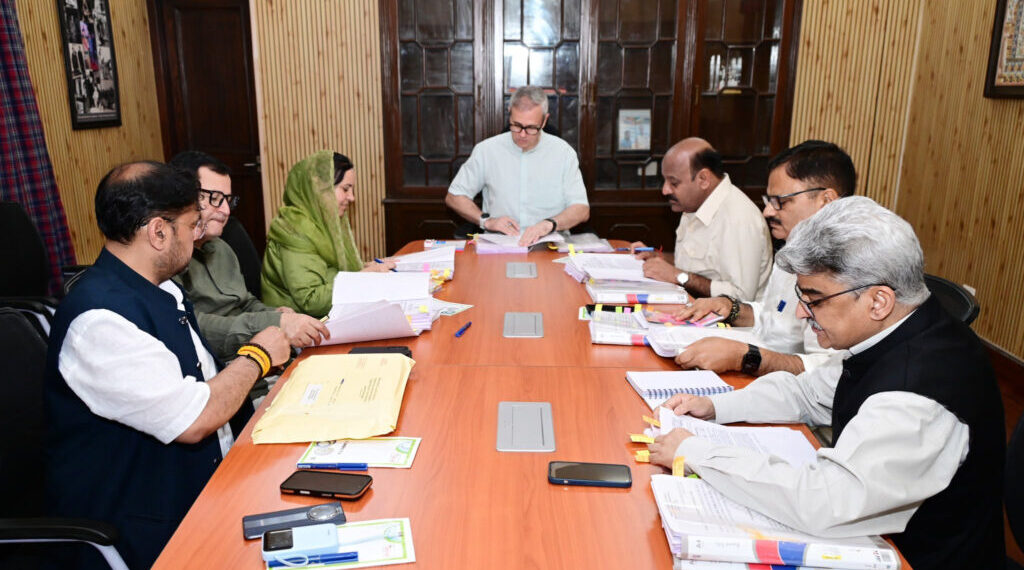 عمر عبداللہ کابینہ کی ڈاکٹر   فاروق پر حملے کی مذمت‘مسافر   کرایوں میں۱۸فیصد اضافہ منظور
