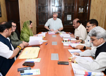 عمر عبداللہ کابینہ کی ڈاکٹر   فاروق پر حملے کی مذمت‘مسافر   کرایوں میں۱۸فیصد اضافہ منظور