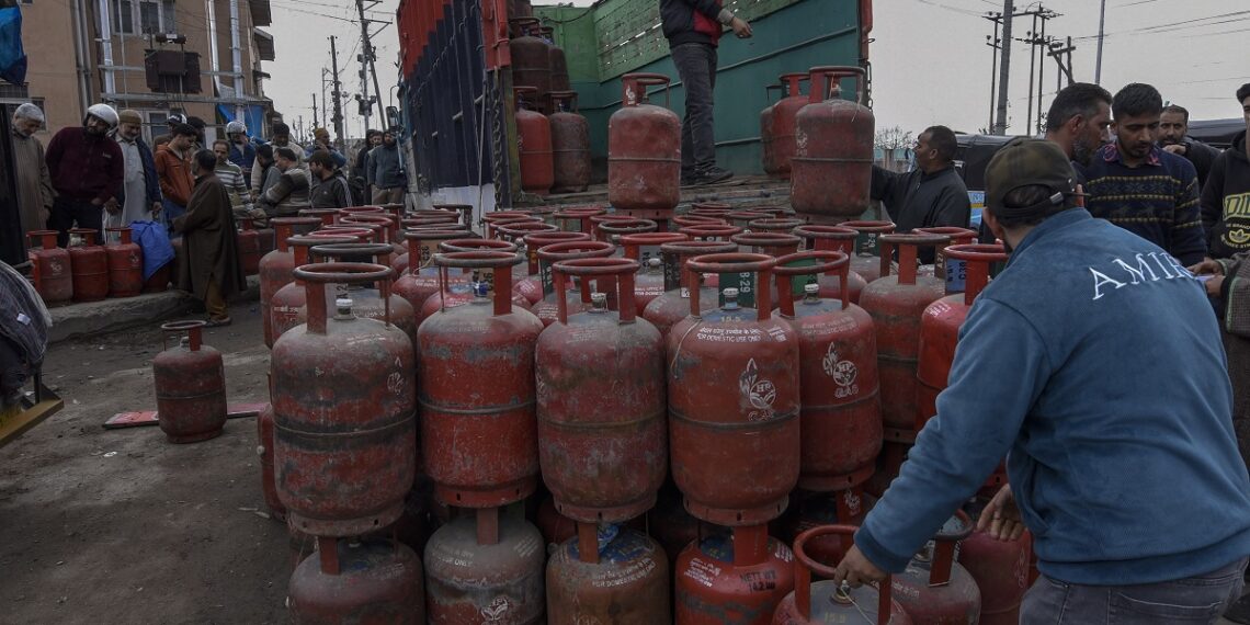  ایل پی جی ذخیرہ کرنے والوں کو کارروائی کی وارننگ