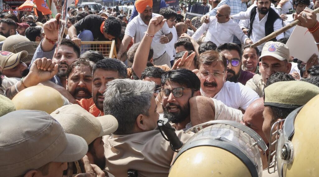 لا یونیورسٹی کے قیام کا مطالبہ‘بی جے پی یوتھ ونگ کی جموں میں ریلی