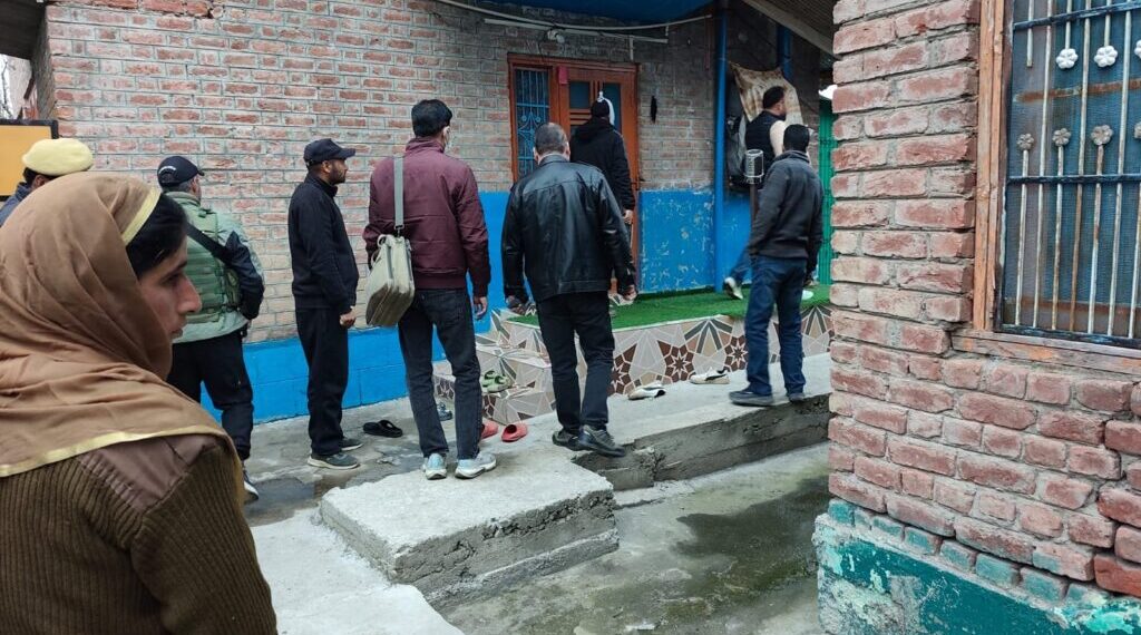 سی آئی کشمیر کے وادی کے تین اضلاع میں چھاپے مارے