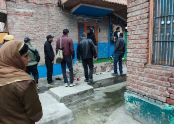 سی آئی کشمیر کے وادی کے تین اضلاع میں چھاپے مارے