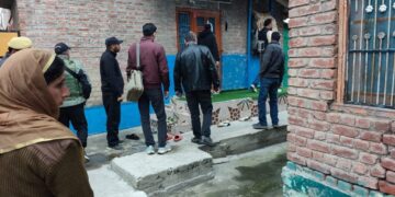 سی آئی کشمیر کے وادی کے تین اضلاع میں چھاپے مارے