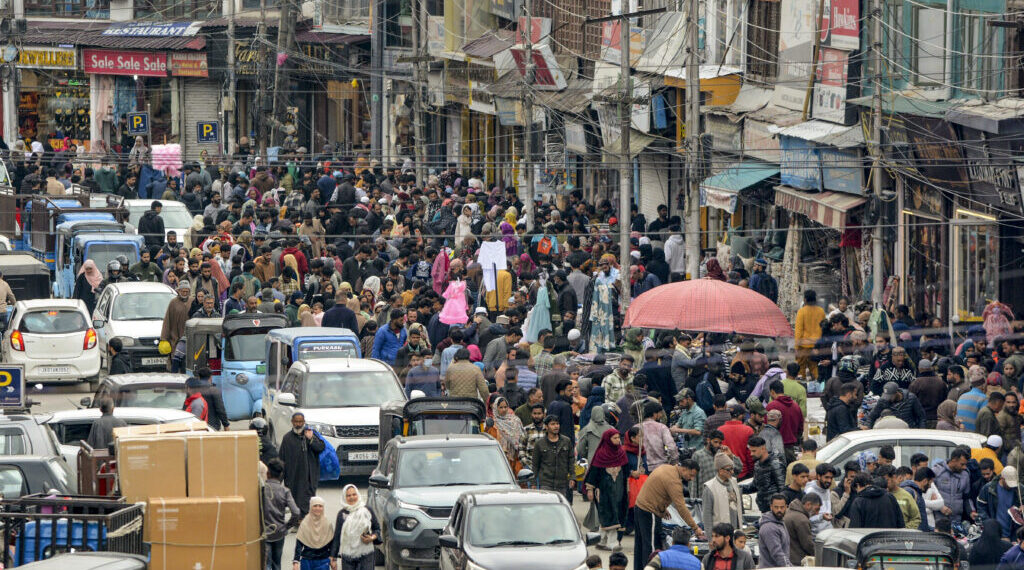عید سے قبل وادی کے بازاروںمیں خریداروں کا ہجوم‘ کاروبار میں تیزی