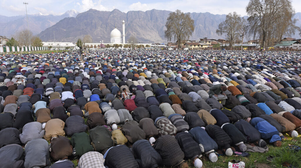 جمعتہ الوداع:درگاہ حضرت بل میں ۰۸ ہزار لوگوں نے نماز جمعہ ادا کی