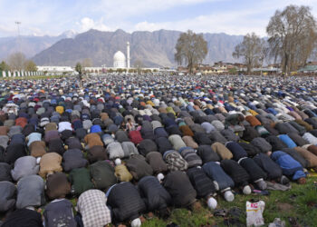 جمعتہ الوداع:درگاہ حضرت بل میں ۰۸ ہزار لوگوں نے نماز جمعہ ادا کی