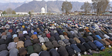 جمعتہ الوداع:درگاہ حضرت بل میں ۰۸ ہزار لوگوں نے نماز جمعہ ادا کی