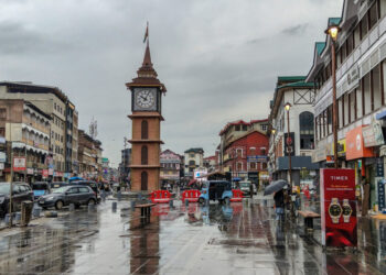 کشمیر میں مسلسل دوسرے  دن بارش اور برفباری