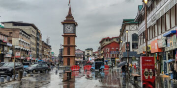 کشمیر میں مسلسل دوسرے  دن بارش اور برفباری