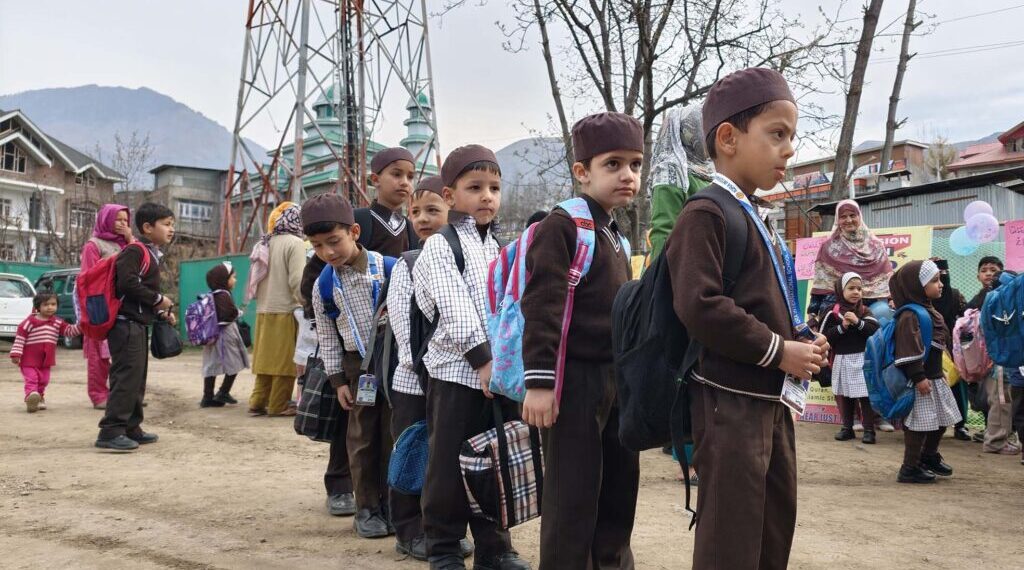 کشمیر میں طویل سرمائی   چھٹیوں کے بعد  اسکول دوبارہ کھل گئے