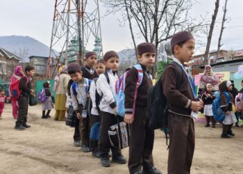 کشمیر میں طویل سرمائی   چھٹیوں کے بعد  اسکول دوبارہ کھل گئے