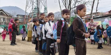 کشمیر میں طویل سرمائی   چھٹیوں کے بعد  اسکول دوبارہ کھل گئے
