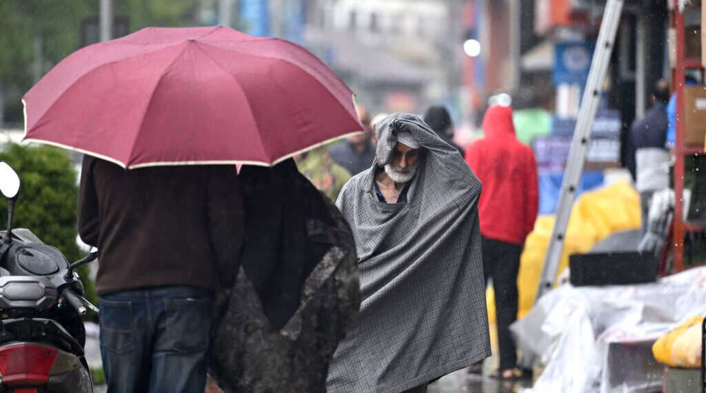 وادی میں ہلکی بارش، اتوار تک مزید برسات کی پیش گوئی بانڈی پورہ گریز شاہراہ پر پھسلن‘ ٹریفک کی نقل و حمل معطل