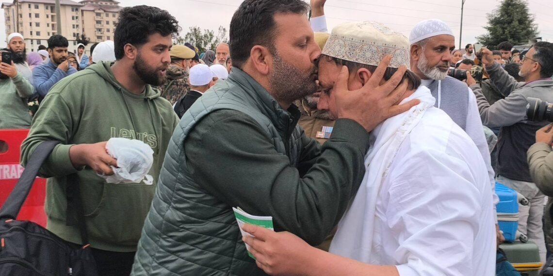 عازمین حج کا پہلا قافلہ روانہ‘وزیر اعلیٰ نے ایئرپورٹ پر انھیں رخصت کیا