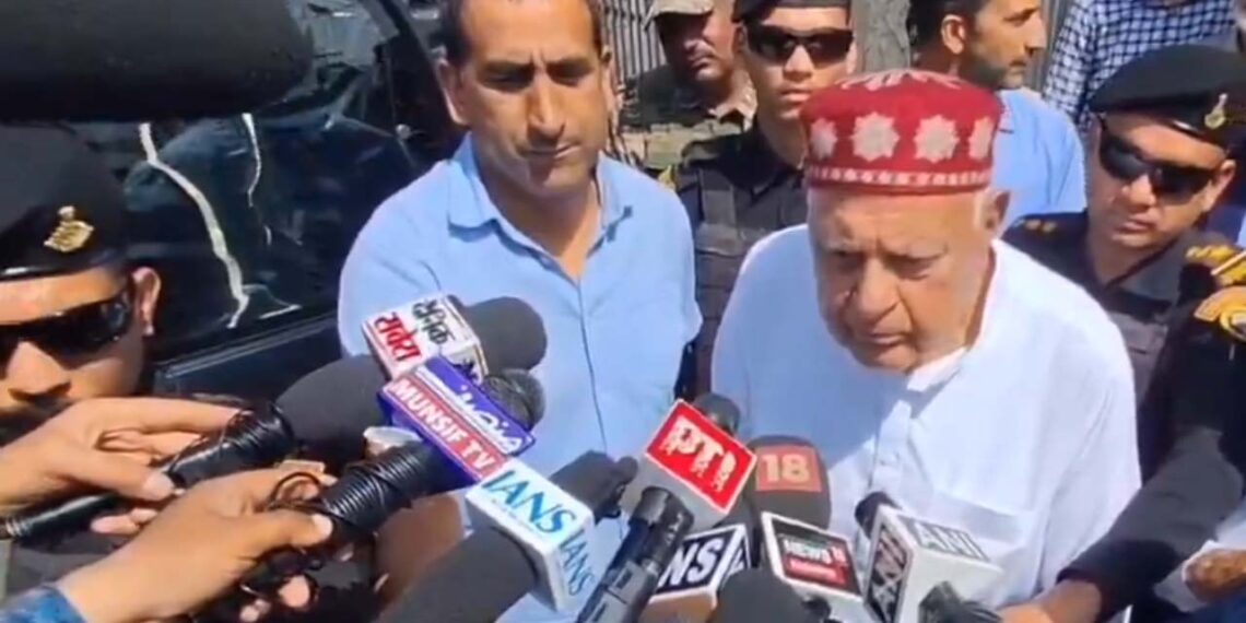 ’عمر عبداللہ لاپتہ‘ پوسٹر سے سیاسی ہنگامہ، فاروق عبداللہ کا بی جے پی پر جوابی وار
