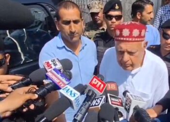 ’عمر عبداللہ لاپتہ‘ پوسٹر سے سیاسی ہنگامہ، فاروق عبداللہ کا بی جے پی پر جوابی وار
