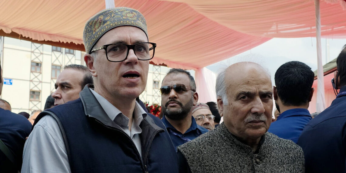 ’کیا مجھے اسے مزید سکھانا پڑے گا؟‘:عمر کا اردو تنازع پر التجا کی تنقید