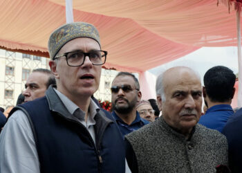 ’کیا مجھے اسے مزید سکھانا پڑے گا؟‘:عمر کا اردو تنازع پر التجا کی تنقید