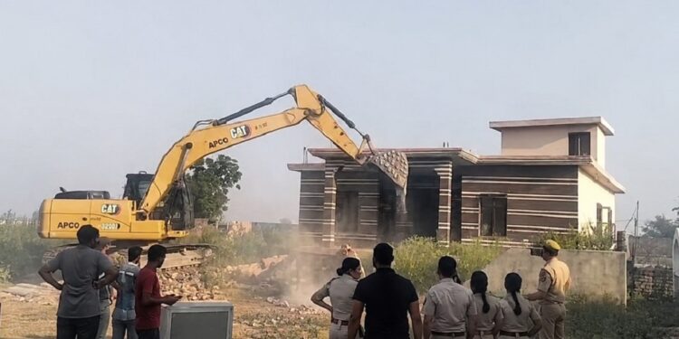 این ڈی پی ایس کیس میں ملوث ہونے پر ایس پی او برطرف جموں میں دو مبینہ منشیات فروشوں کے مکانات منہدم:پولیس