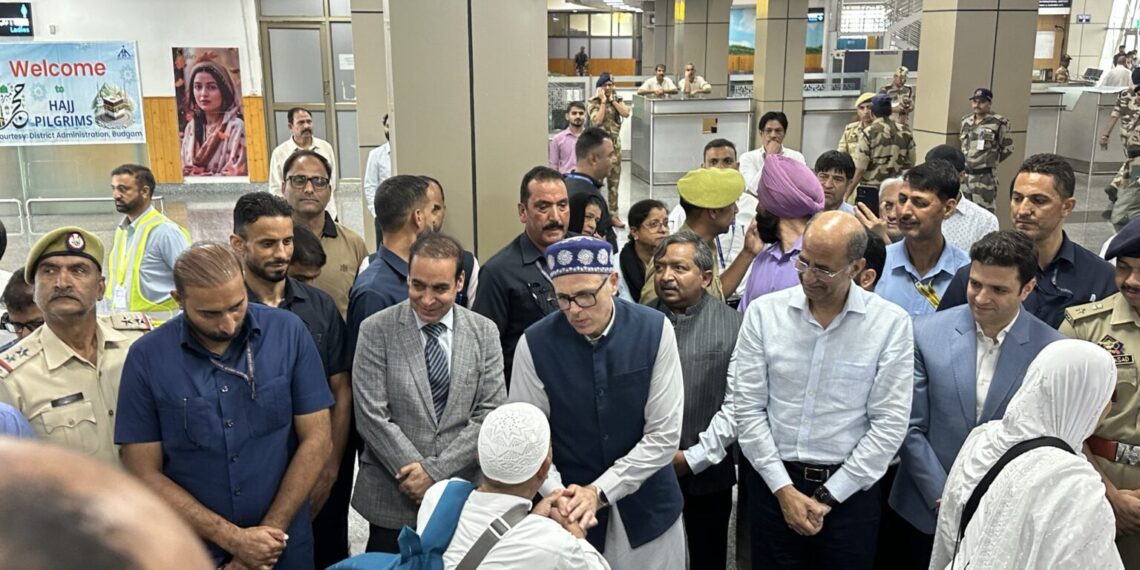 حجاج کی وطن واپسی شروع ‘پہلا قافلہ سری نگر پہنچ گیا‘ وزیر اعلیٰ نے استقبال کیا