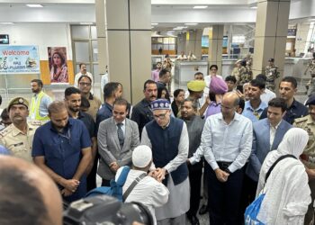 حجاج کی وطن واپسی شروع ‘پہلا قافلہ سری نگر پہنچ گیا‘ وزیر اعلیٰ  نے استقبال کیا