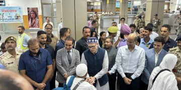 حجاج کی وطن واپسی شروع ‘پہلا قافلہ سری نگر پہنچ گیا‘ وزیر اعلیٰ  نے استقبال کیا