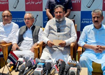 اپنی پارٹی کا ریاستی درجہ اور   آئینی حقوق کی بحالی کیلئے   مشترکہ سیاسی جدوجہد کا مطالبہ