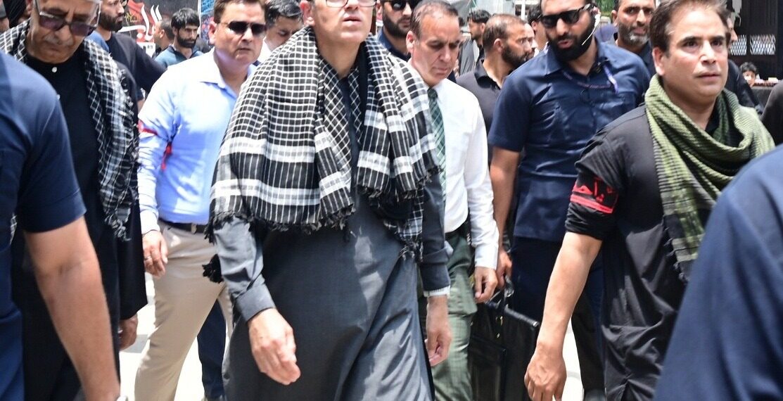 ایل جی سنہا اور وزیر اعلیٰ عمر کی سری نگر میں عاشورہ کے جلوس میں شرکت