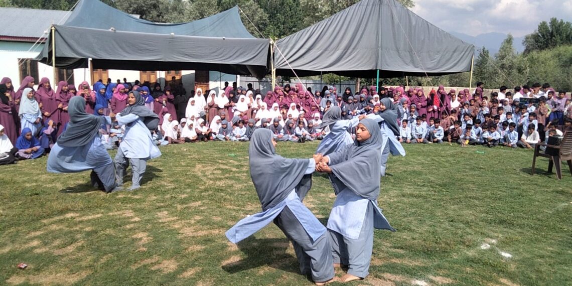 پی ایم شری گورنمنٹ سیکنڈری اسکول لہر وال پورہ میں’ بیگ لیس ڈے‘ روایتی کھیلوں کے تہوار کے طور پر منایا گیا