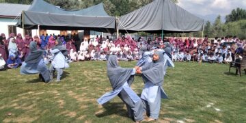 پی ایم شری گورنمنٹ سیکنڈری اسکول لہر وال پورہ میں’ بیگ لیس ڈے‘ روایتی کھیلوں کے تہوار کے طور پر منایا گیا