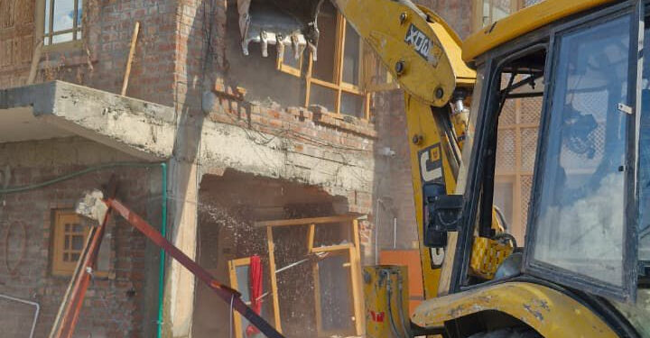 سرینگر میں منشیات فروش کی  دو کروڑ روپے مالیت کی   تین منزلہ رہائشی عمارت منہدم