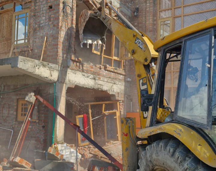 سرینگر میں منشیات فروش کی  دو کروڑ روپے مالیت کی   تین منزلہ رہائشی عمارت منہدم
