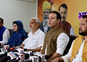 ’حکومت سیاسی سرگرمیاں معطل کرے‘ باز آباد کاری پر توجہ دے‘