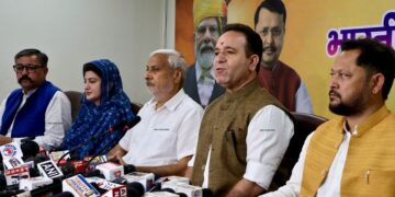 ’حکومت سیاسی سرگرمیاں معطل کرے‘ باز آباد کاری پر توجہ دے‘