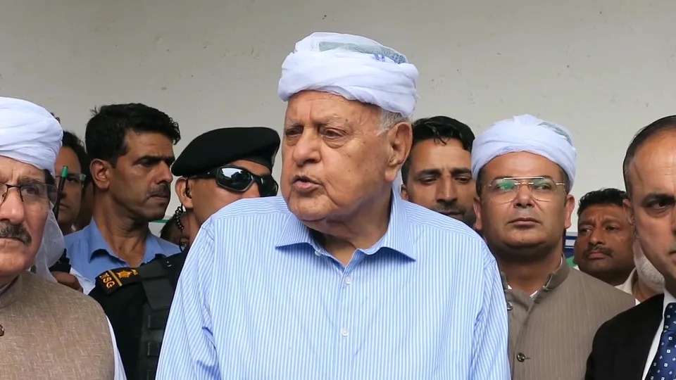 وزیر اعظم اور خارجہ کواُس پار کی صورتحال پر بات کرنی چاہیے: فاروق