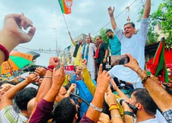 جموں میں آمنے سامنے آئے بی جے پی اور کانگریس کارکن، پولیس نے بیریکیڈ لگا کر ٹکراؤ ٹال دیا
