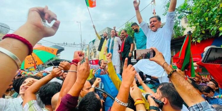جموں میں آمنے سامنے آئے بی جے پی اور کانگریس کارکن، پولیس نے بیریکیڈ لگا کر ٹکراؤ ٹال دیا