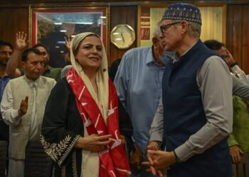 مظفر بیگ کی اہلیہ سفینہ بیگ  نیشنل کانفرنس میں شامل