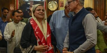مظفر بیگ کی اہلیہ سفینہ بیگ  نیشنل کانفرنس میں شامل