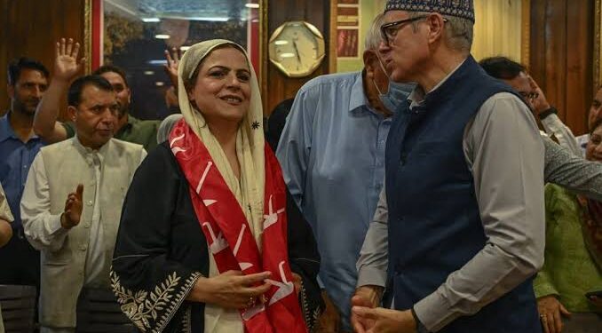 مظفر بیگ کی اہلیہ سفینہ بیگ نیشنل کانفرنس میں شامل