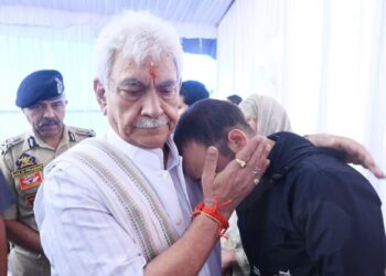ایل جی کی ہلاک شدہ ہیڈ کانسٹیبل کے اہلِ خانہ سے ملاقات