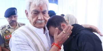 ایل جی کی ہلاک شدہ ہیڈ کانسٹیبل کے اہلِ خانہ سے ملاقات