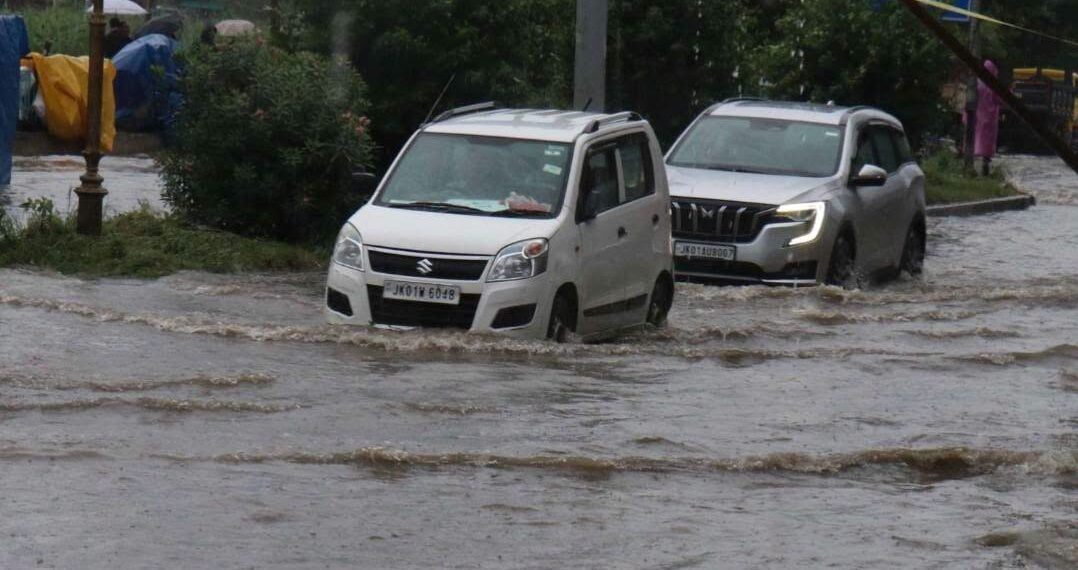 بارش سے سرینگر کے کئی علاقے زیرِ آب‘ نکا س آب کا ناقص نظام پھر بے نقاب