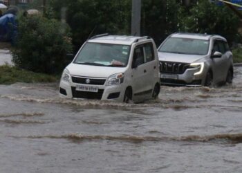  بارش سے سرینگر کے کئی علاقے زیرِ آب‘ نکا س آب کا ناقص نظام پھر بے نقاب