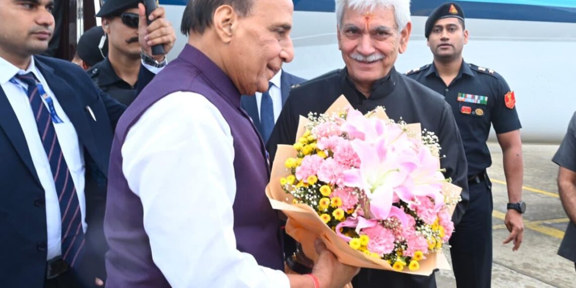 کرگل وجے دیوس تقریبات میں  شرکت کیلئےراج ناتھ سرینگر پہنچ گئے