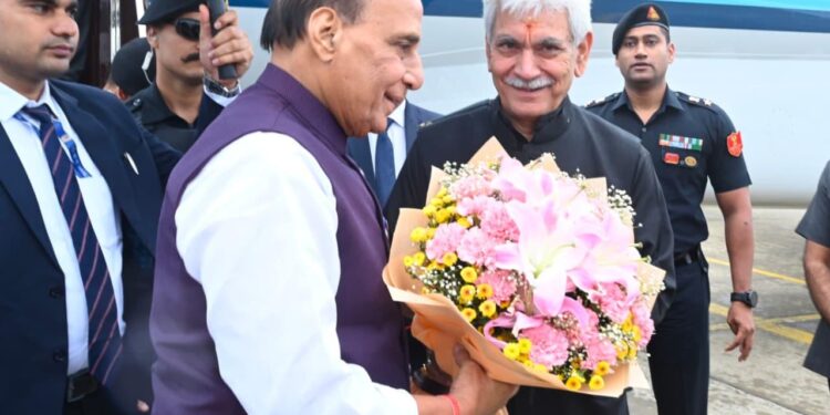 کرگل وجے دیوس تقریبات میں  شرکت کیلئےراج ناتھ سرینگر پہنچ گئے