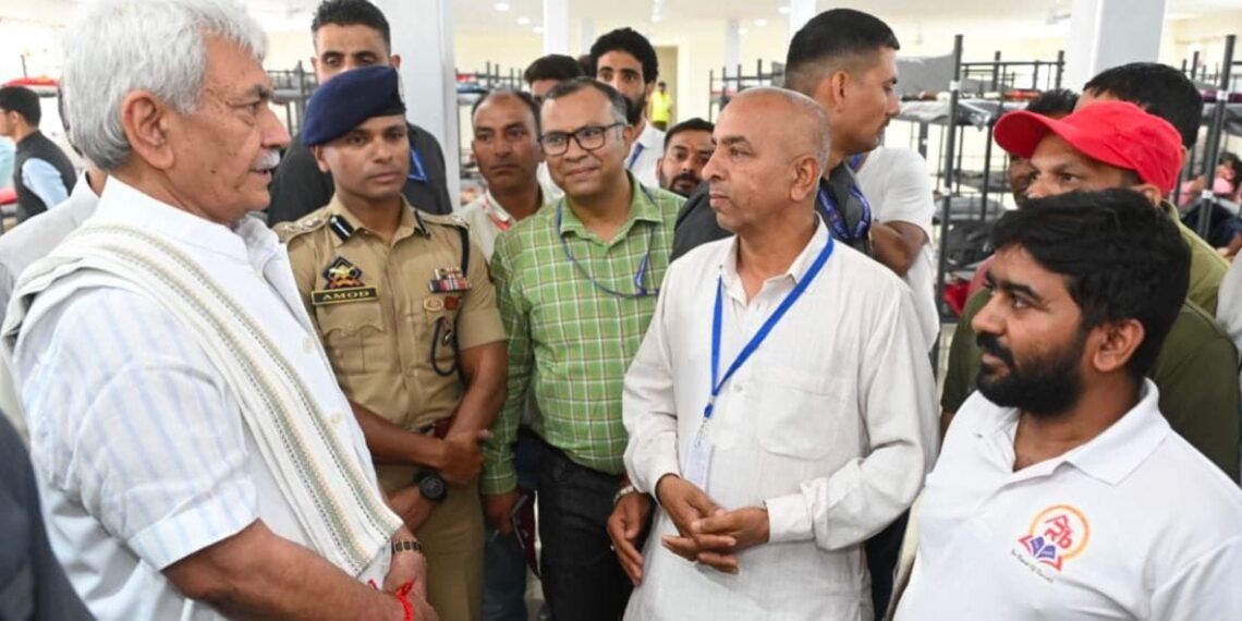 ’یاترا کے پہلے ۱۵ دنوں میں ۳ء۵لاکھ یاتریوں نے درشن کئے‘